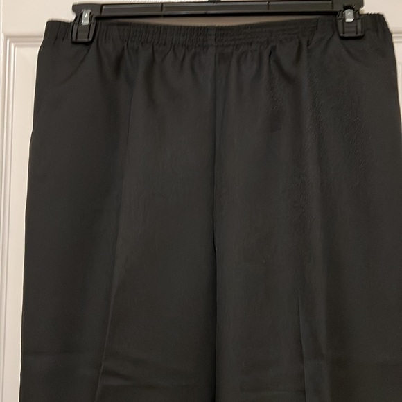 NWT Alfred Dunner Women's Classics Ponte Short Pants - Picture 4 of 12